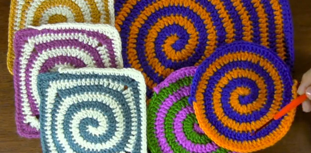 Cómo tejer un espiral de dos colores a crochet