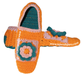 Pantuflas con cuadro de flor a crochet